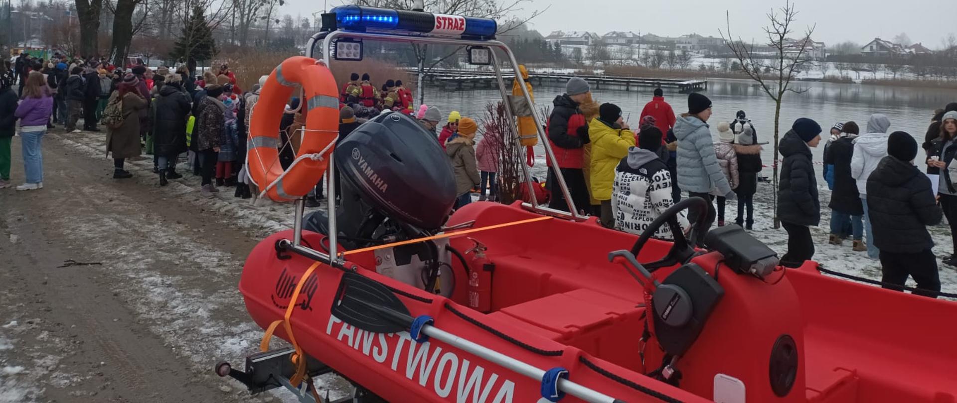 łódź ratownicza wykorzystywana przez bartoszyckich strażaków