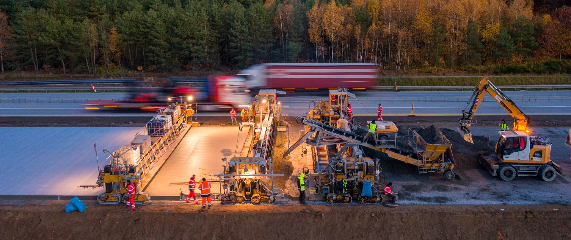 Układanie nawierzchni betonowej na odcinku A1 Kamieńsk - Radom