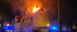 Pożar kamienicy w Zielonej Górze - widok z ulicy , wychodzące na zewnątrz dachu płomienie 