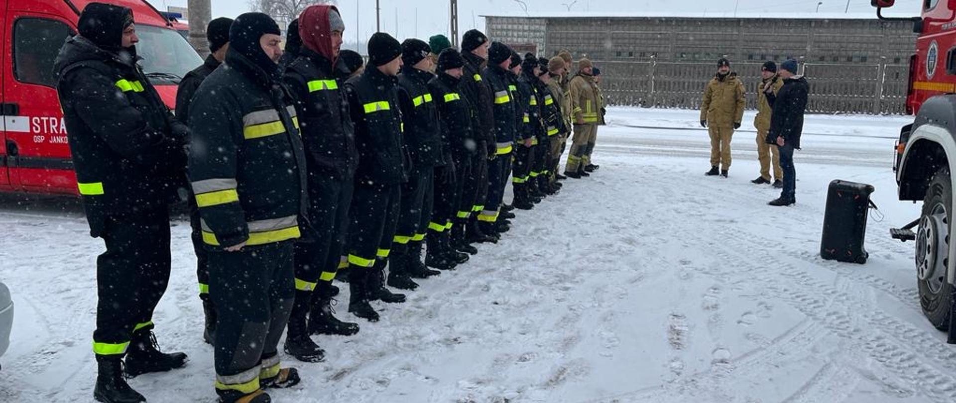 Strażacy podczas zbiórki przed rozpoczęciem ewakuacji mieszkańców Nowogrodu.