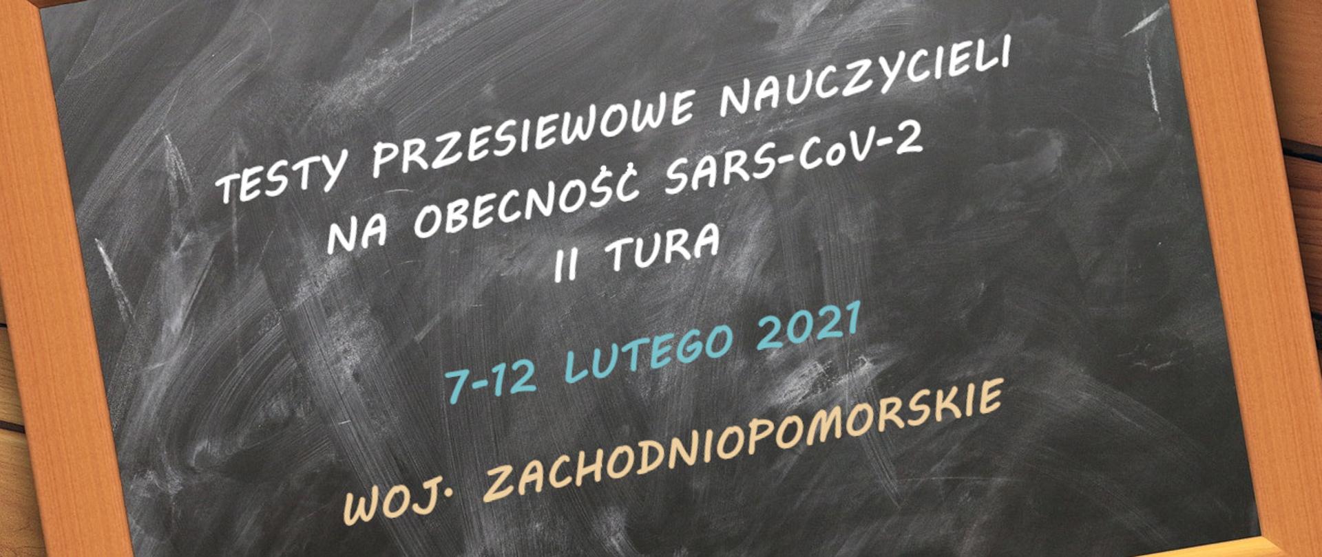 Na zdjęciu przechylona tablica z napisami: Testy przesiewowe nauczycieli na obecność SARS-CoV-2 II tura / 7-12 lutego 2021 / woj. zachodniopomorskie
