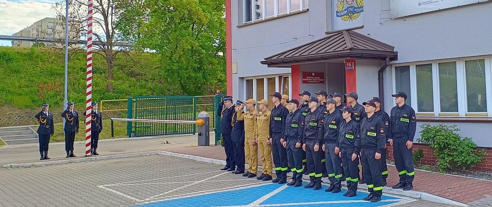 Uroczysta zbiórka przed budynkiem komendy w Świętochłowicach. Poczet podniósł Flagę Rzeczypospolitej Polskiej.