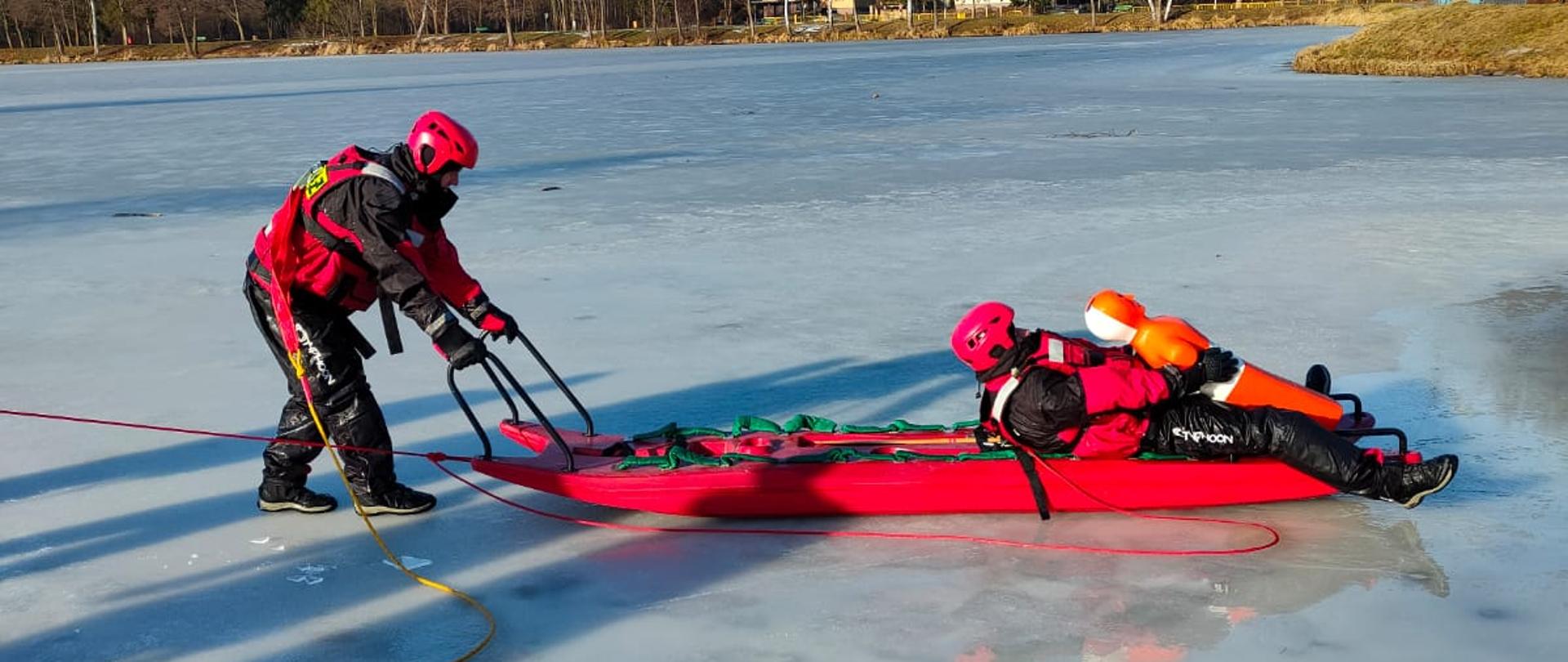 Wyciąganie poszkodowanego przy pomocy sani lodowych