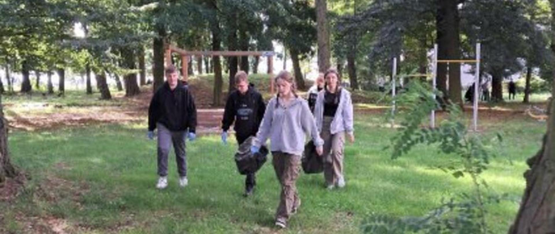 uczniowie podczas akcji sprzątanie świata