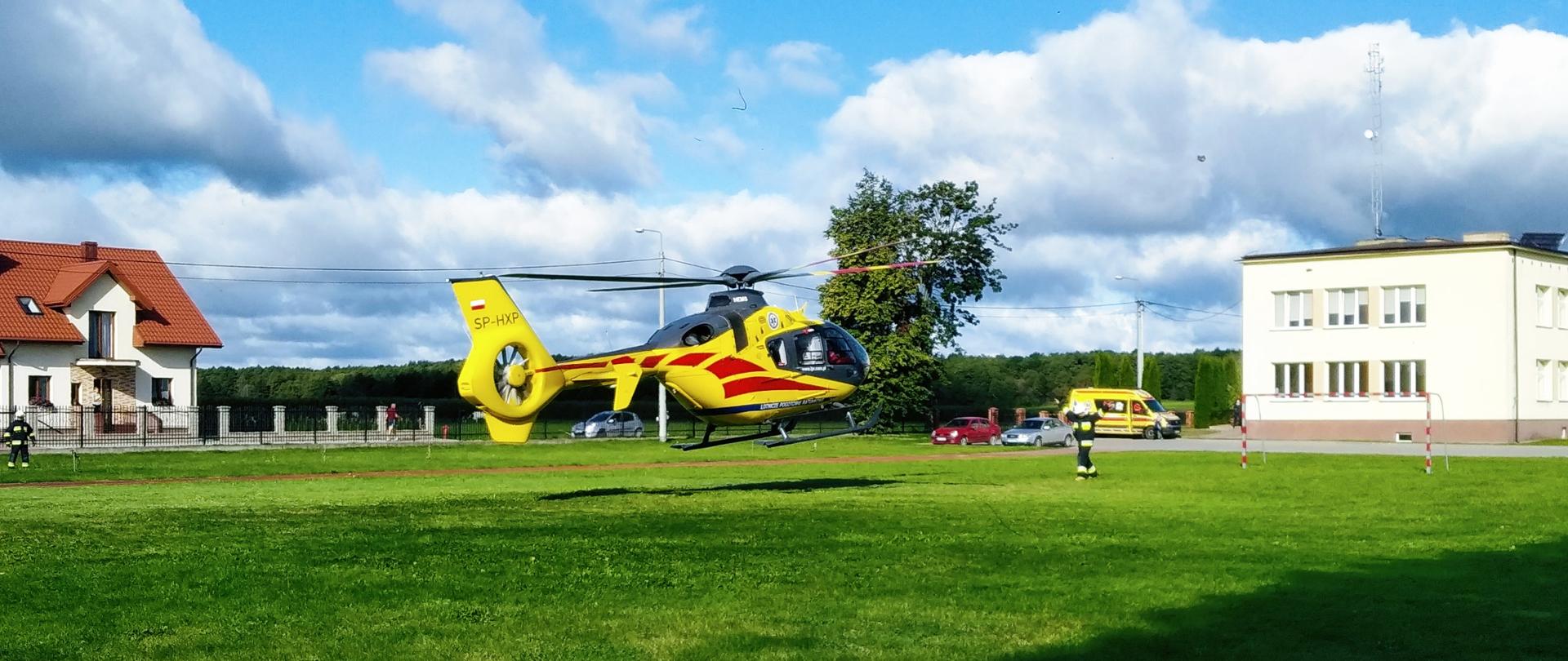 Lądujący śmigłowiec LPR przyjmowany przez strażaka