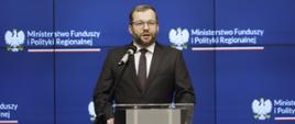 Minister funduszy i polityki regionalnej Grzegorz Puda podczas uroczystości podpisania umowy na drugą edycję Szwajcarsko-Polskiego Programu Współpracy
