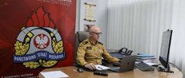 Zastępca komendanta głównego PSP podczas łączenia wideo