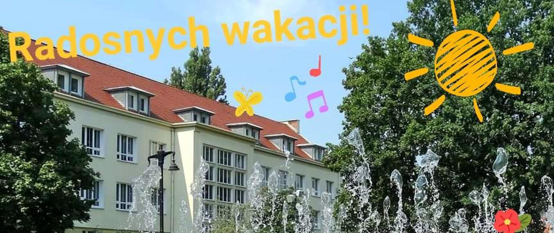 w tle zdjęcia budynek szkoły z czerwonym dachem na pierwszym planie tryskające fontanny w prawym górnym rogu żółte słońce w lewym roku żółty napis radosnych wakacji