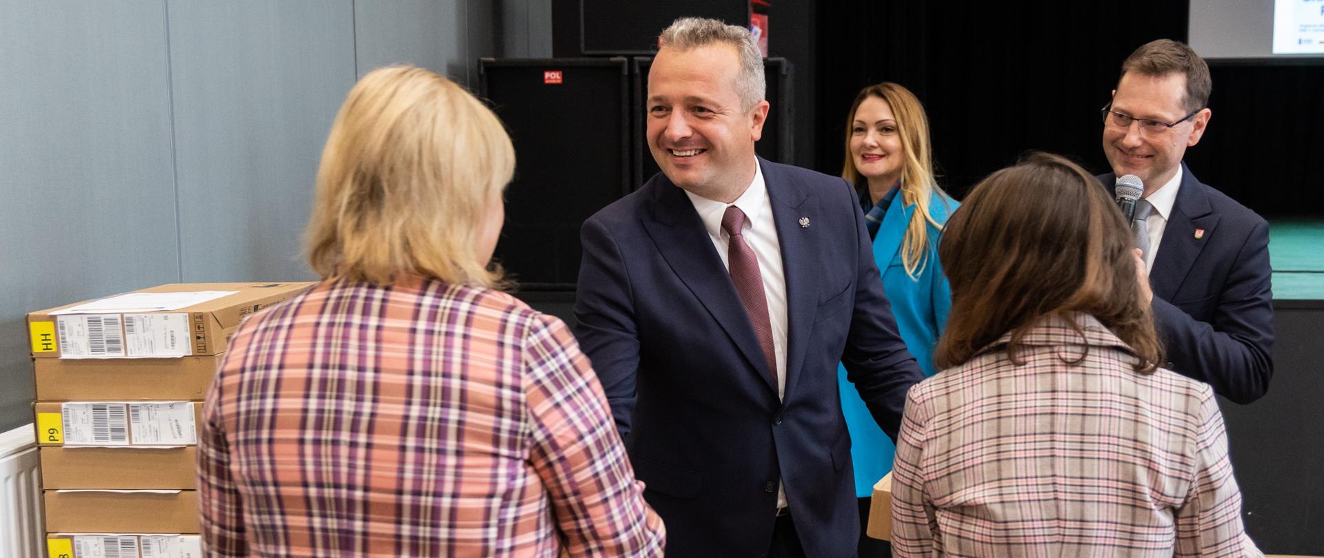 
Grupa ludzi w sali konferencyjnej
