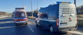 Od lewej: ambulans pogotowia ratunkowego i stojący obok oznakowany furgon śląskiej Inspekcji Transportu Drogowego w punkcie kontrolnym przy autostradzie A1.
