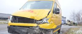 Kolizja dostawczaków. Droga gminna w Dębnie Polskim. Na pierwszym żółty pojazd dostawczy uczestniczący w kolizji. Auto ma uszkodzoną przednią część. w tle drugi samochód biorący udział w zdarzeniu, który został wepchnięty do rowu.