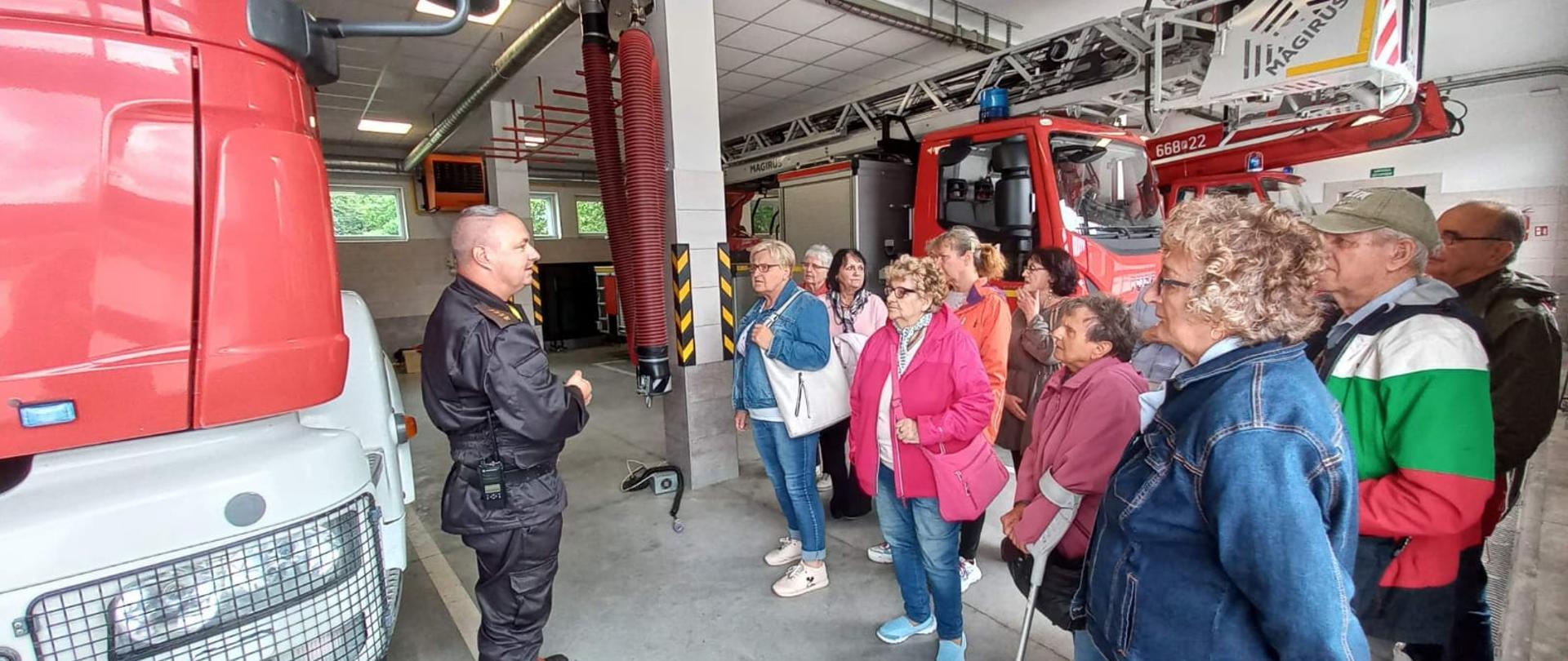 samochody strażackie seniorzy oraz strażak 