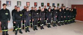 Zdjęcie przedstawia strażaków ratowników OSP, stojących w dwuszeregu podczas uroczystej zbiórki.