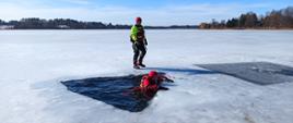 ćwiczenia strażaków z KP PSP w Sejnach i OSP Giby oraz pokaz dla żołnierzy 14 Suwalskiego Pułku Przeciwpancernego z ratownictwa lodowego na Jeziorze Gieret