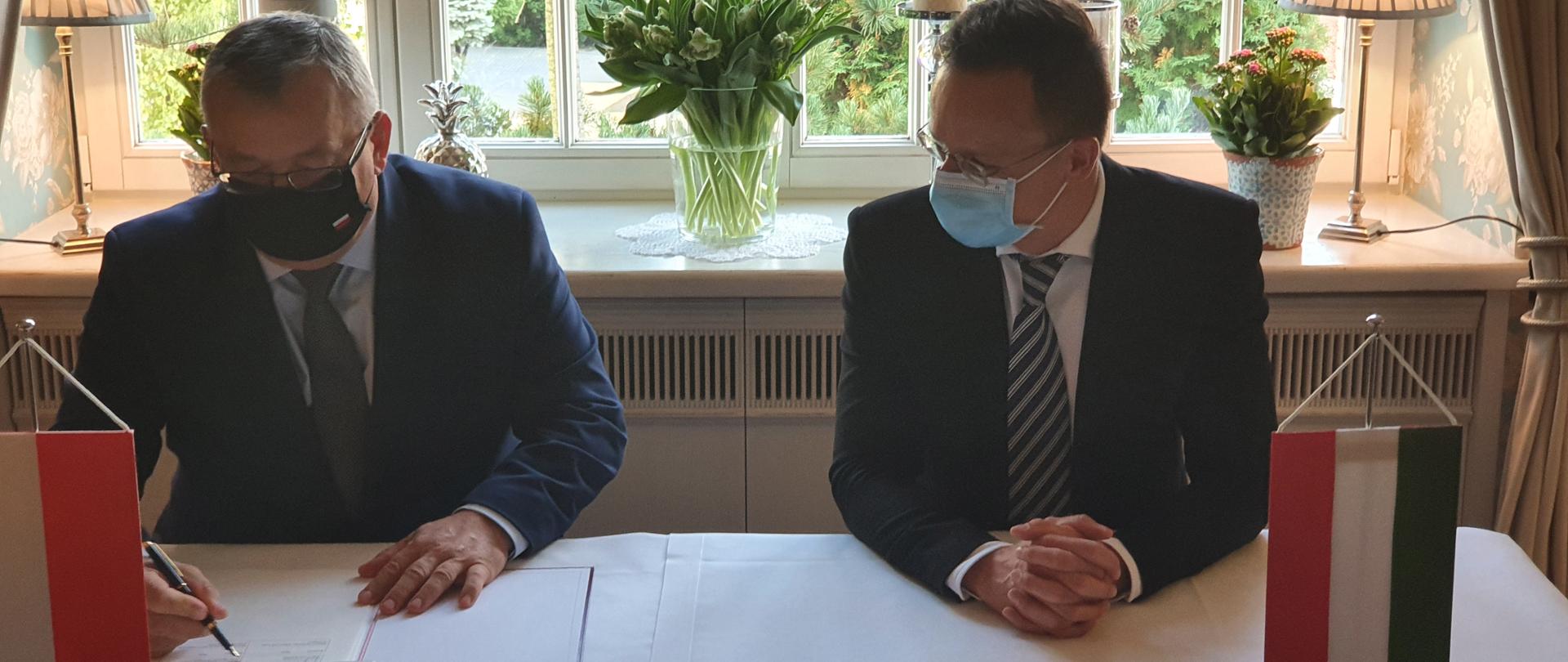 Minister infrastruktury Andrzej Adamczyk i minister spraw zagranicznych i handlu Węgier Peter Szijjarto podpisali dokument o współpracy przy dążeniu do budowy Kolei Dużych Prędkości dla Grupy Wyszehradzkiej.