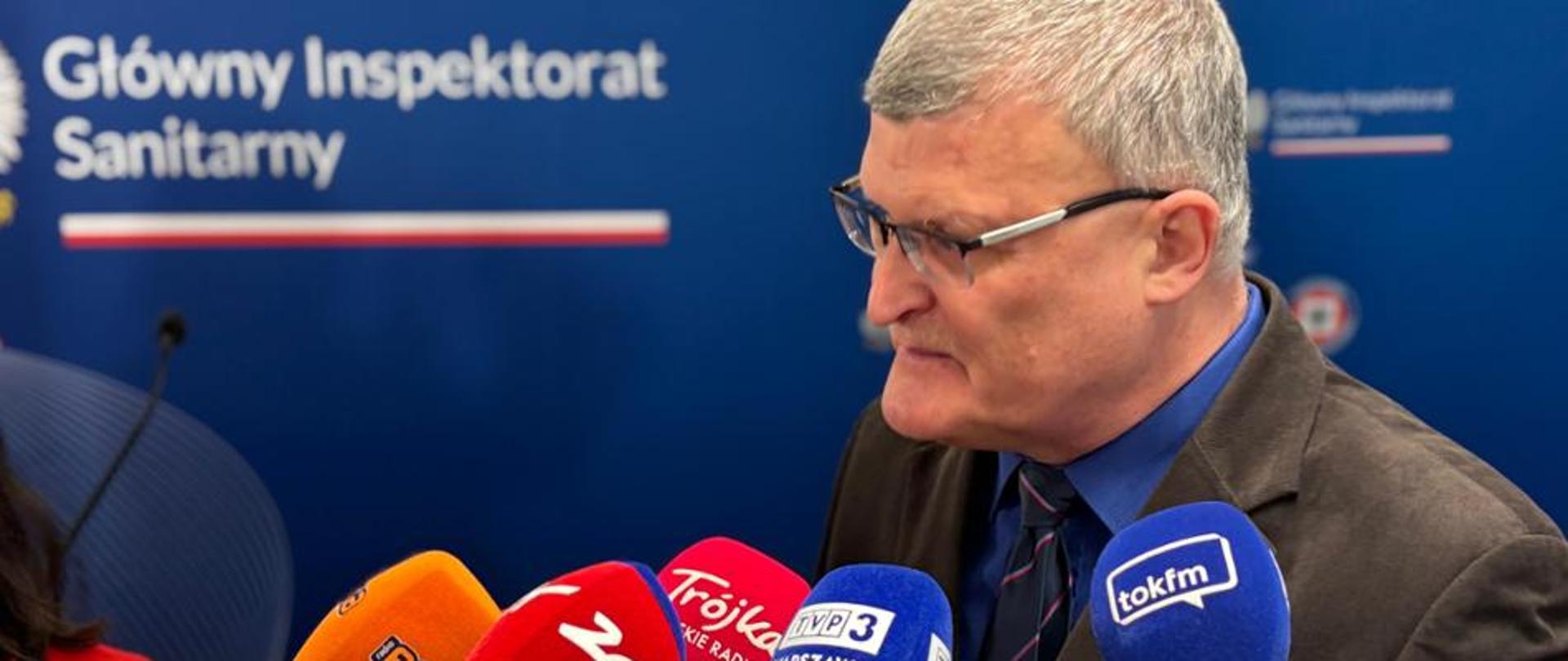 Główny Inspektor Sanitarny drPawełGrzesiowski podczas briefingu prasowego