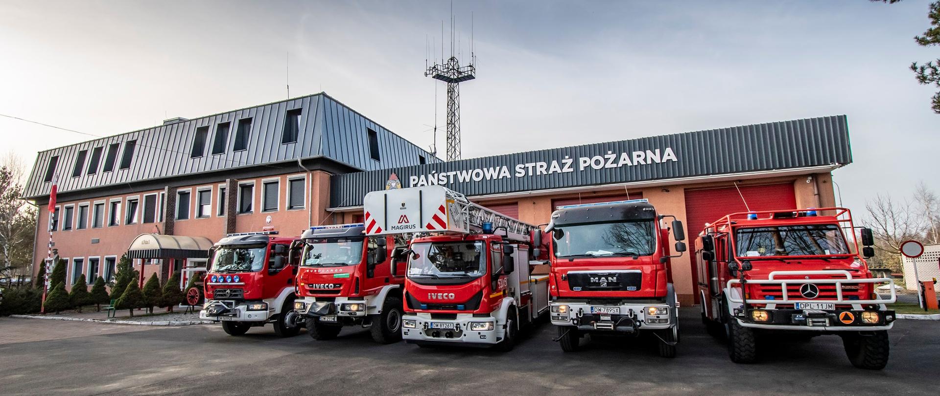Zdjęcie Komendy Powiatowej PSP w Polkowicach. Auta pożarnicze przed garażami.
