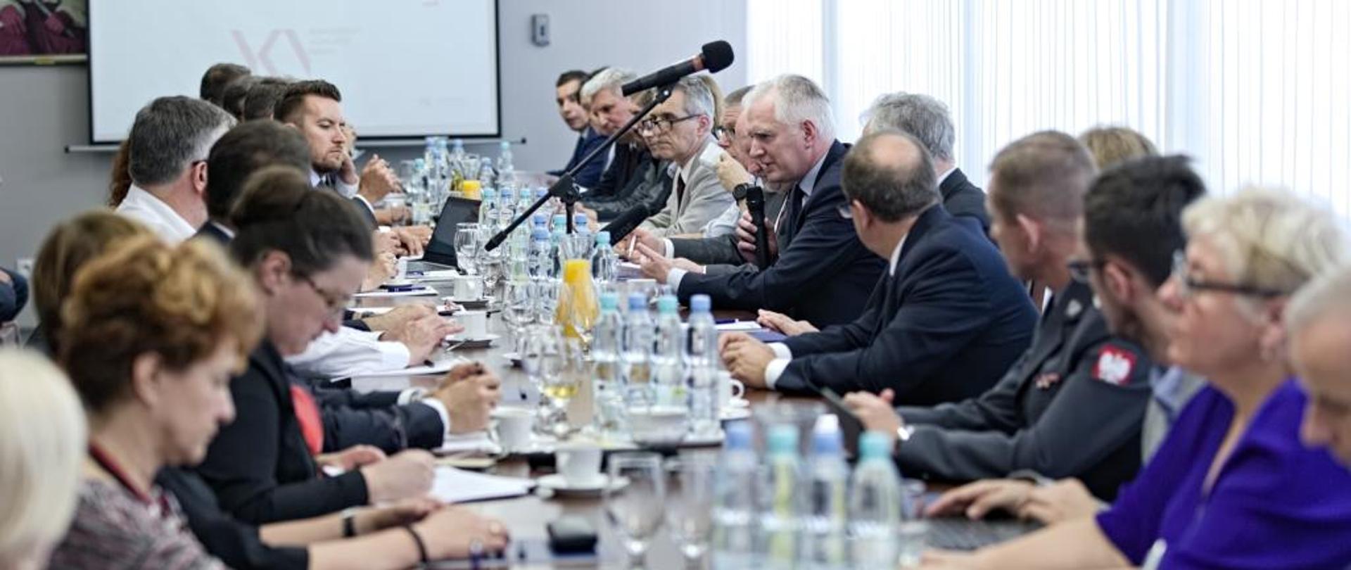Na zdjęciu widać osoby siedzące przy stole podczas spotkania dot. nowych zasad ewaluacji działalności naukowej na UMCS w Lublinie