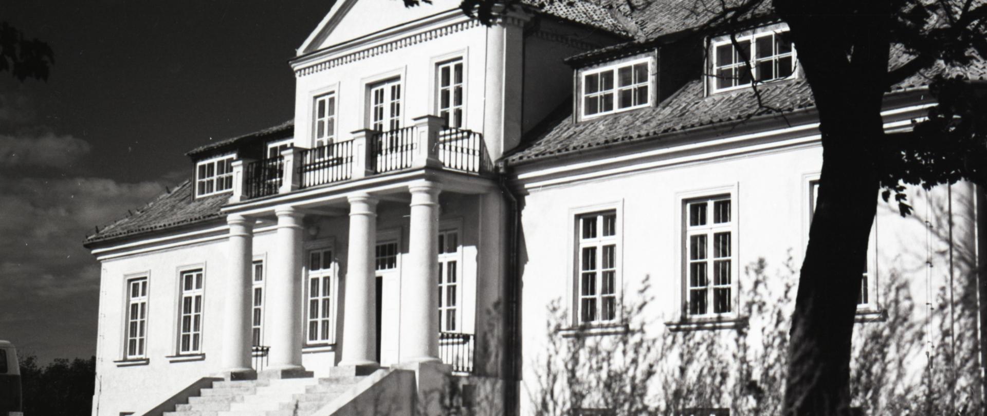 Dwór w Tyborach-Kamiance 