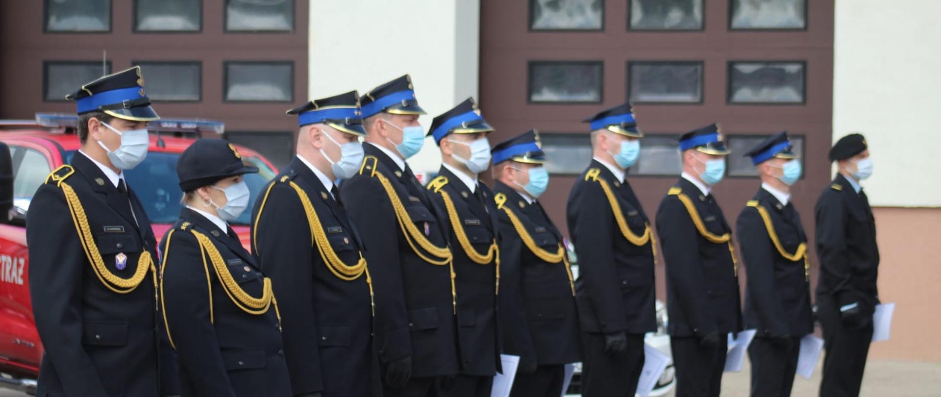 Fotografia przedstawia awansowanych funkcjonariuszy PSP w Malborku