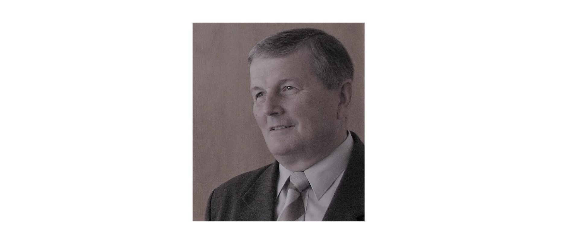 uśmiechnięty mężczyzna o przyjaznym spojrzeniu 