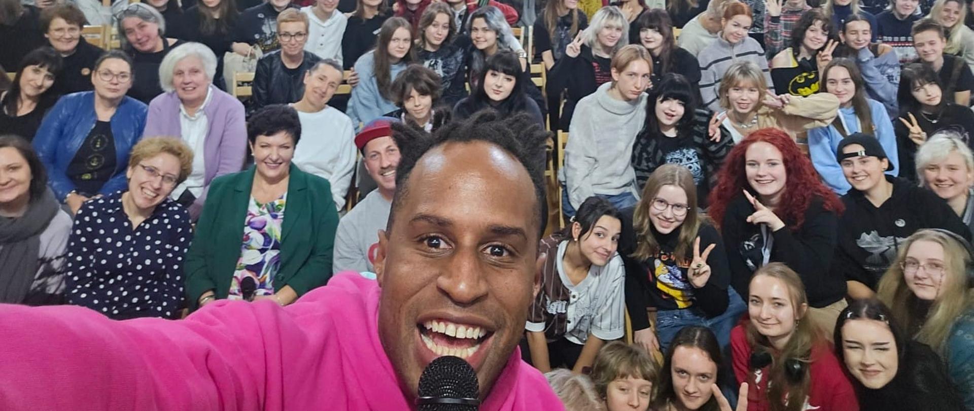 Na zdjęciu Nicka Sinckler ze społecznością PLSP pozuje do grupowego zdjęcia