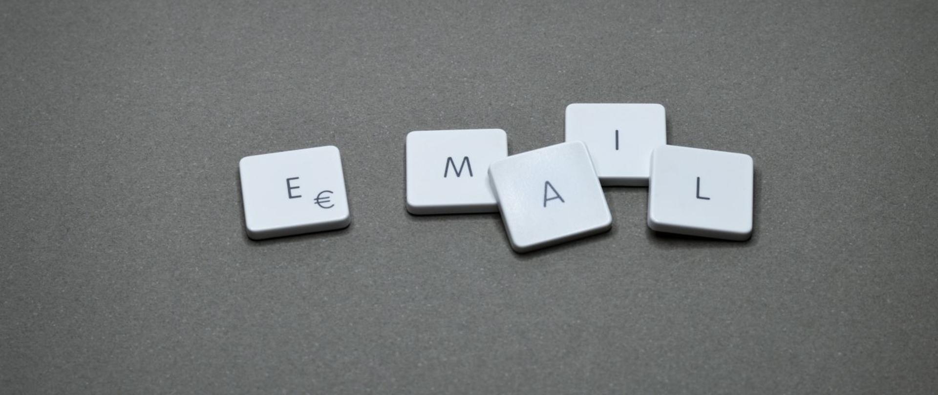 na zdjęciu litery układające się w słowo e mail