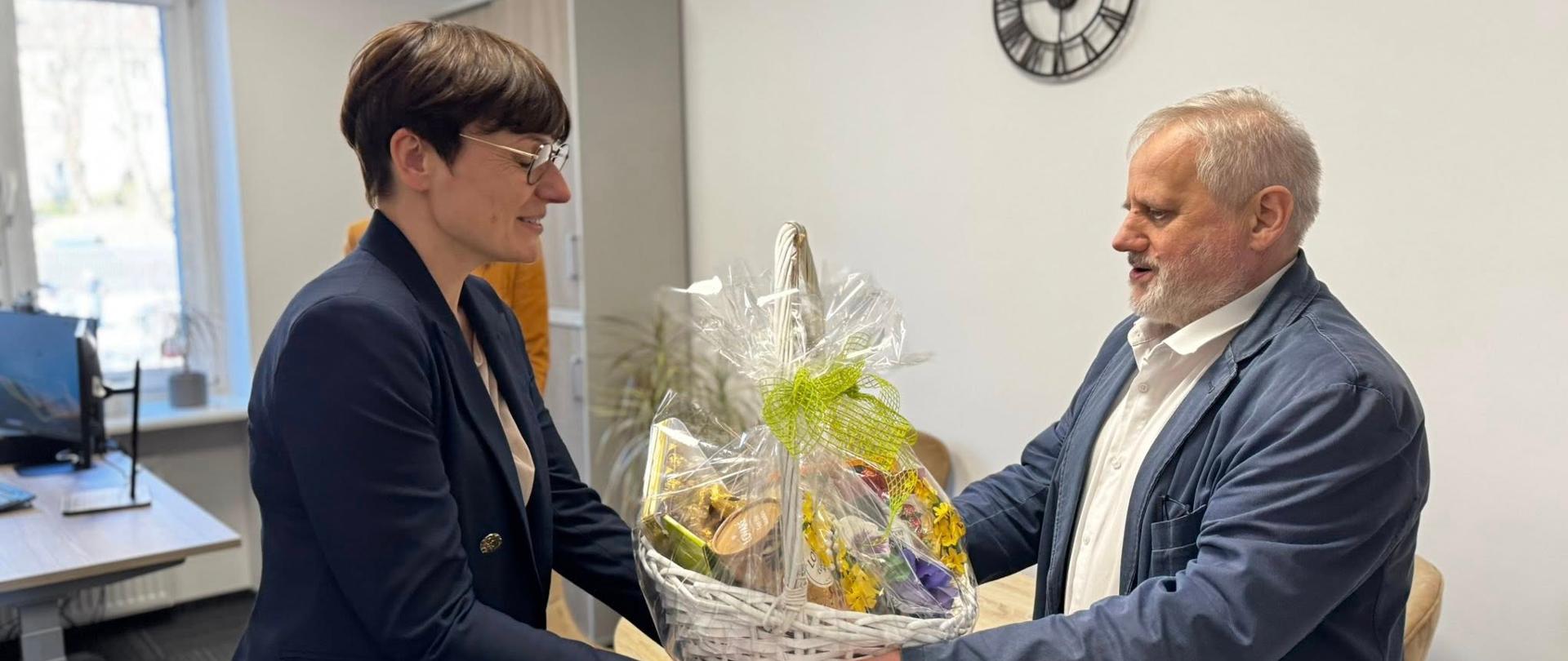 Wizyta w Inspektoracie Farmaceutycznym: wicewojewoda Zbigniew Szczypiński i dyrektor Monika Choroszewska-Pleńkowska podczas spotkania.