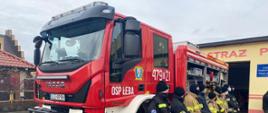 Druhowie Ochotniczej Straży Pożarnej w Łebie stojący przy przekazywanym nowym średnim samochodzie ratowniczo-gaśniczym GBA 3,5/27 na podwoziu marki Iveco, pozyskanego w ramach akcji "Bitwa o wozy". 