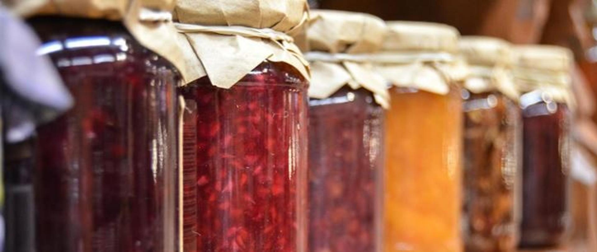 Zdjęcie przedstawia przetwory w słoiczkach.