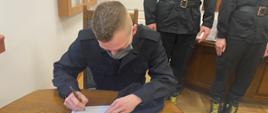 Ślubowanie nowo przyjętych do służby strażaków