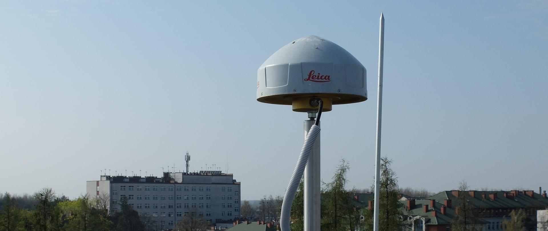Zdjęcie przedstawia maszt anteny GNSS stacji referencyjnej systemu ASG-EUPOS w Mielcu