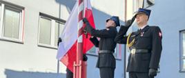 Uroczyste podniesienie flagi państwowej na maszt oraz odśpiewanie hymnu. 