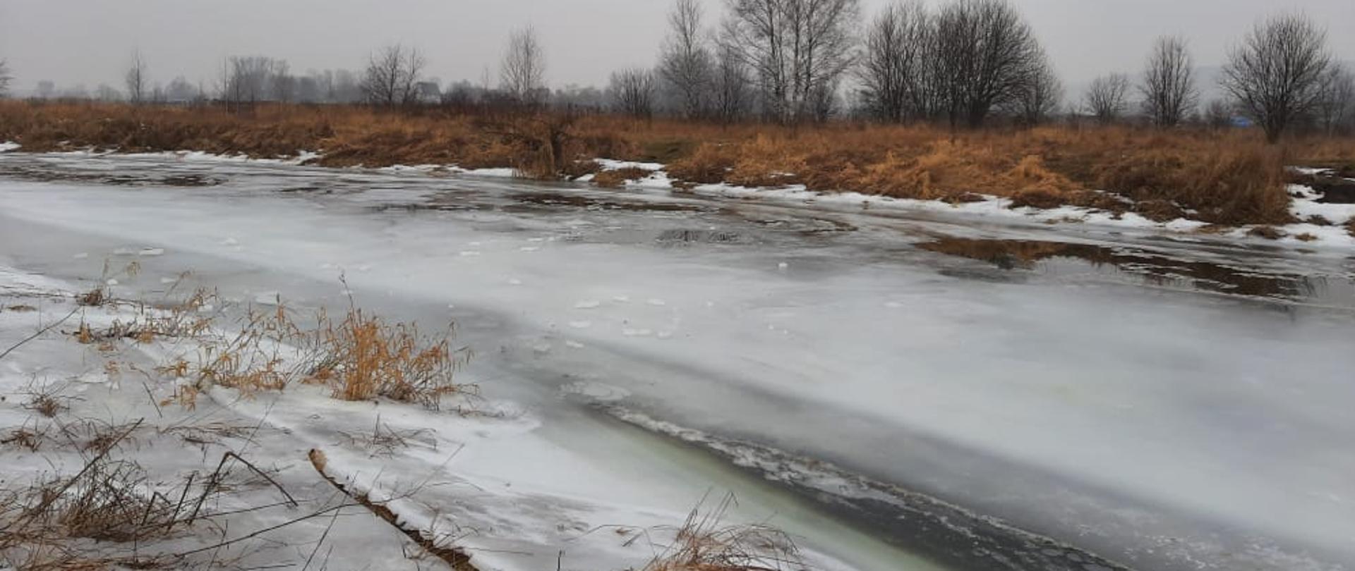 Pińczowscy strażacy uratowali 12-latka ,pod którym załamał się lód na dopływie rzeki Nida 