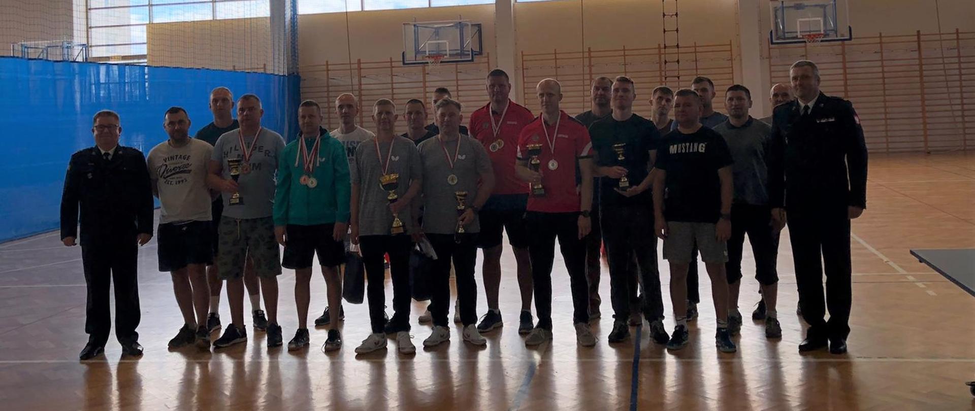 Grupowe zdjęcie wszystkich uczestników zawodów wraz z zastępca PKW PSP i komendantem powiatowym PSP w Kwidzynie