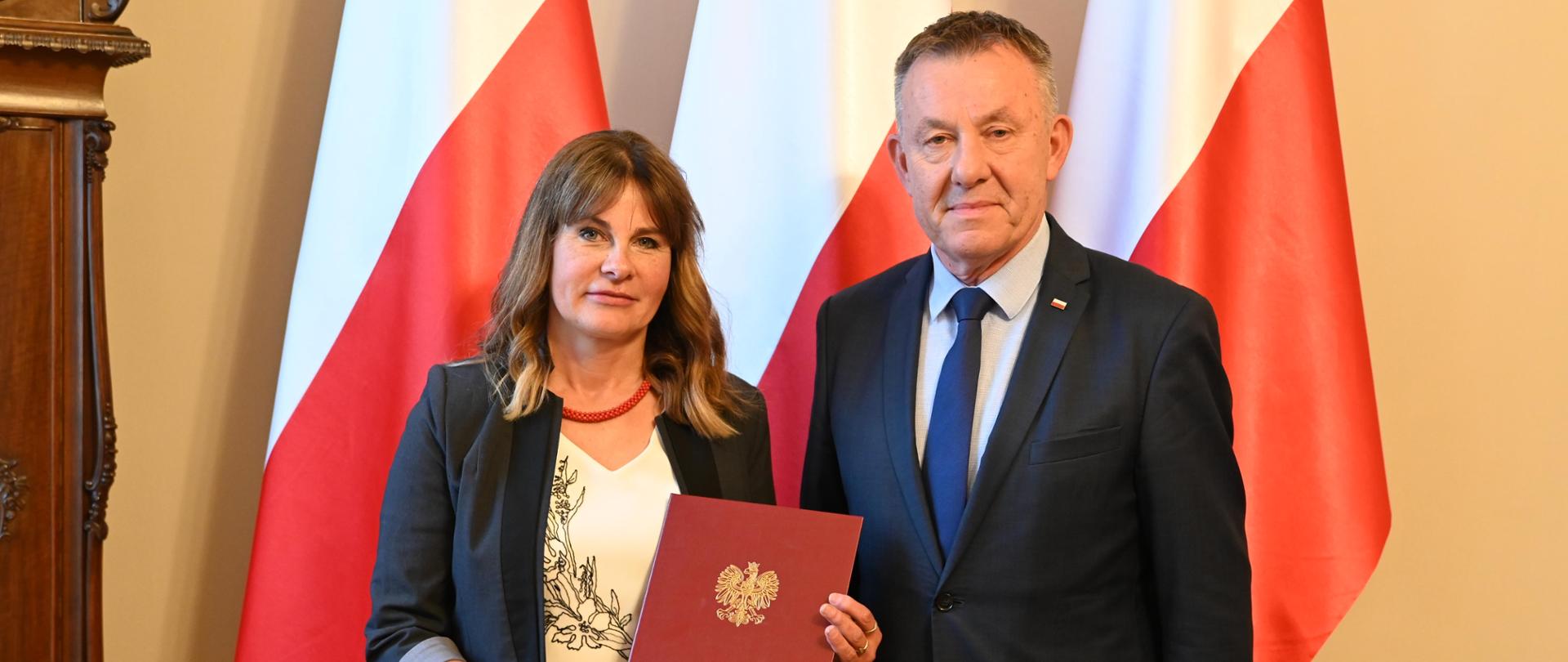 Konsultant wojewódzki do spraw rehabilitacji medycznej Elżbieta Miller oraz wojewoda łódzki Karol Młynarczyk 