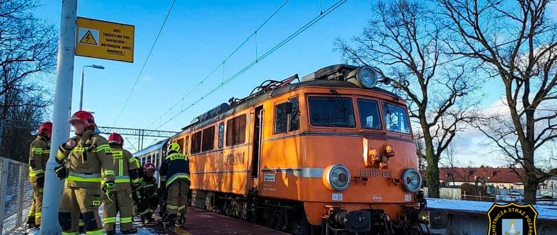 Pociąg na torach kolejowych po zakończeniu działań gaśniczych