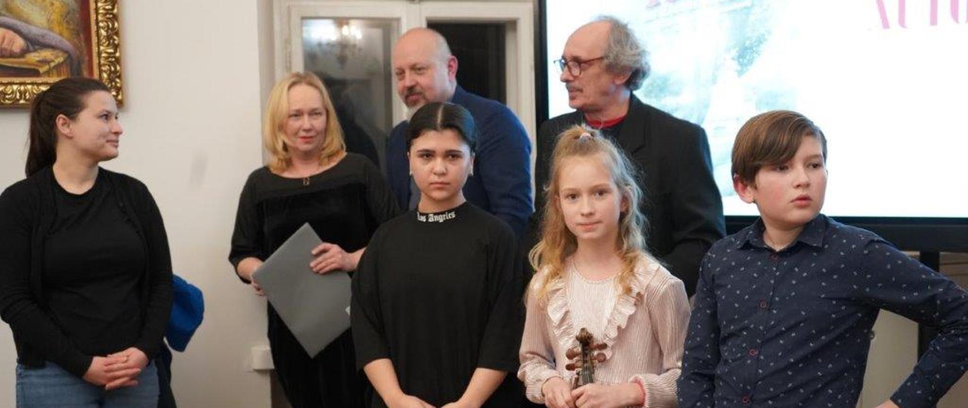 uczniowie i nauczyciele naszej szkoły biorący udział w koncercie