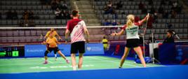 Zdjęcie przedstawia zawodników podczas meczu w badmintona w hali jaskółka