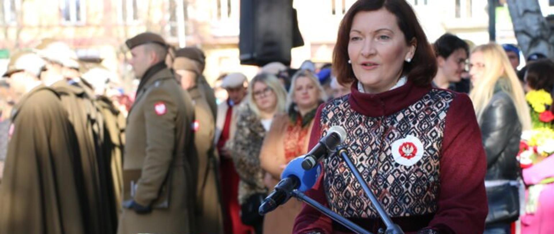 Wojewoda Ewa Leniart przemawia podczas obchodów Święta Niepodległości w Rzeszowie