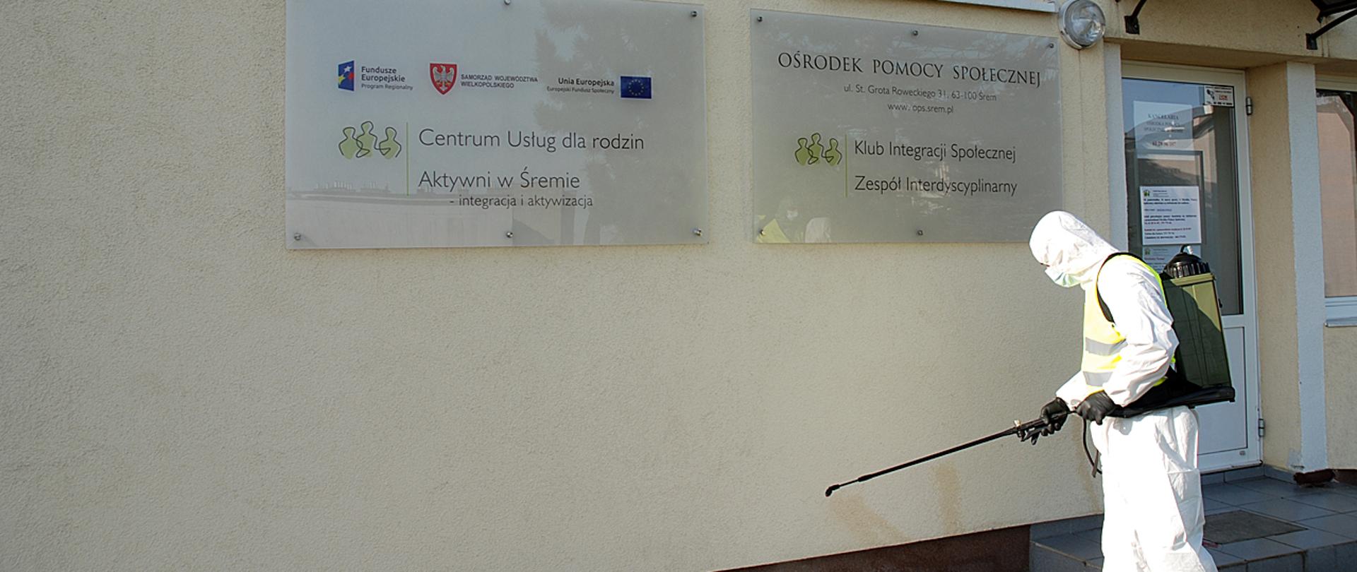 Odkażanie powierzchni przez żołnierza Wojsk Chemicznych. 