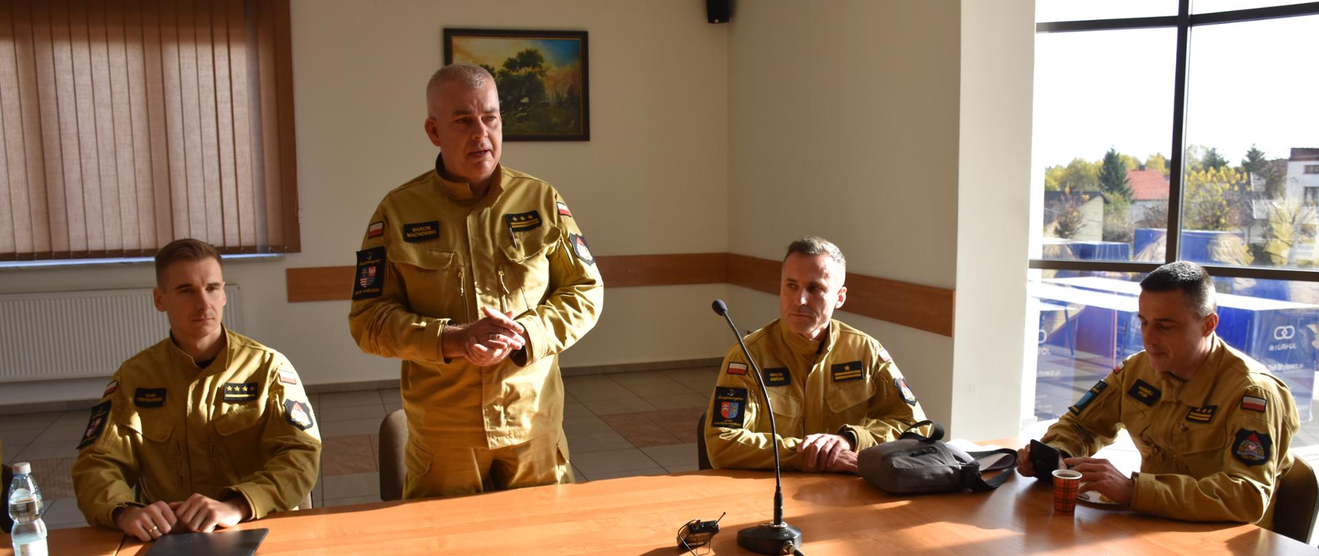 Na zdjęciu Zastępca Świętokrzyskiego Komendanta Wojewódzkiego przemawia do uczestników spotkania podsumowującego ćwiczenia wojewódzkie MESKO 2023