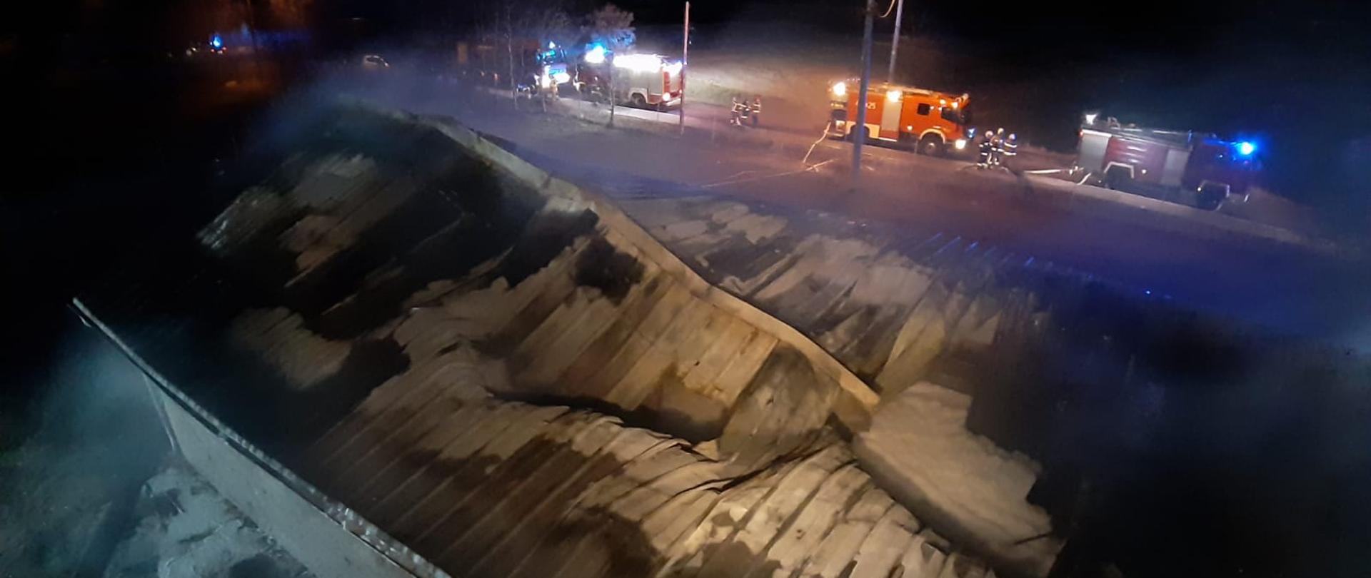 Na zdjęciu strażacy podczas akcji gaśniczej