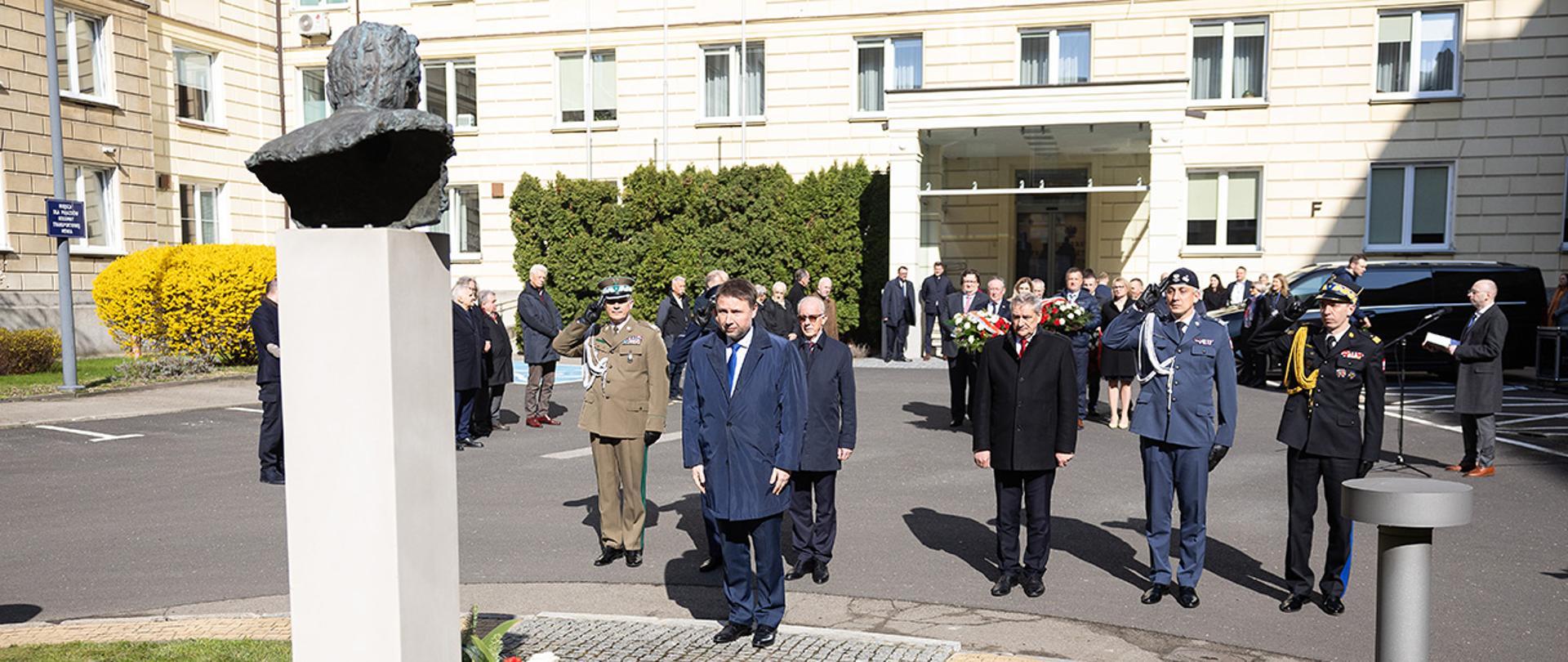  Uroczystość złożenia kwiatów pod popiersiem Krzysztofa Kozłowskiego
