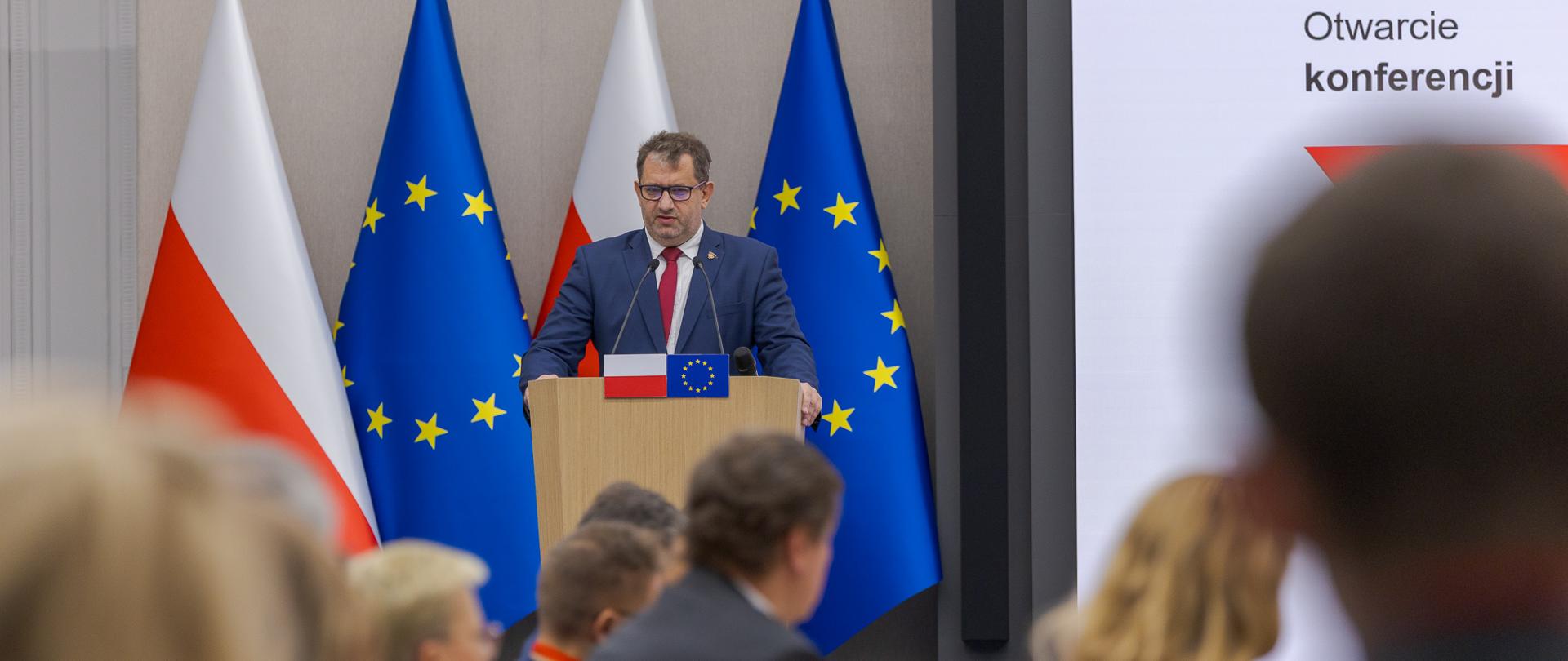 Wiceminister finansów, Szef Krajowej Administracji Skarbowej Marcin Łoboda podczas przemówienia.