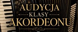 Plakat promujący audycję klasy akordeonu. Na ciemnym tle widoczny jest duży czarny akordeon zajmujący większość kompozycji. U góry znajduje się nazwa szkoły: „Państwowa Szkoła Muzyczna I stopnia im. J.S. Bacha w Grajewie”. Centralnie umieszczono złoty napis: „Audycja klasy akordeonu”, a poniżej odręcznym krojem: „Dariusza Stefanowskiego”. W dolnej części podano termin wydarzenia: 17.06.2026 r., godz. 17:00, oraz miejsce: sala koncertowa. Całość utrzymana jest w eleganckiej czarno-złotej kolorystyce z ozdobnymi ornamentami i ikonami kalendarza oraz zegara.