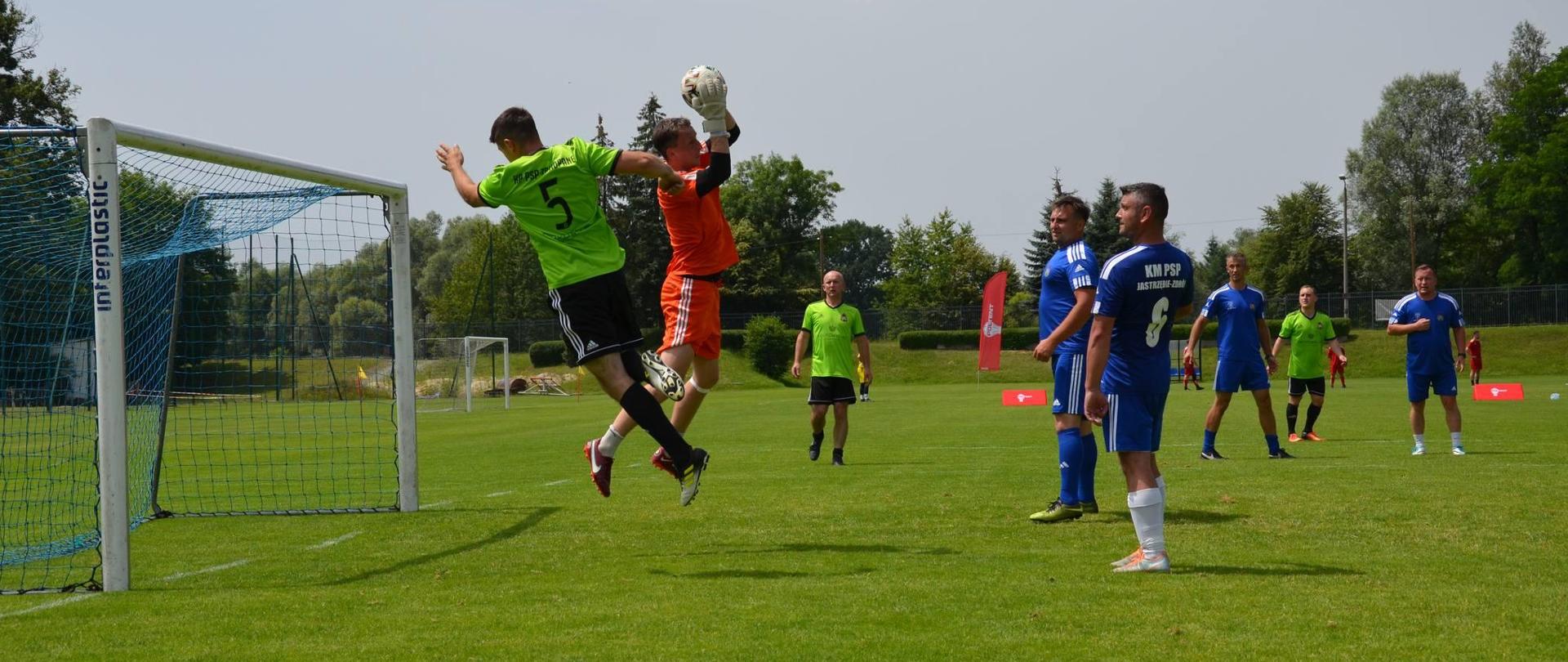Strażacy w strojach sportowych grający mecz w XXIV Turnieju Piłkarskim Euroregion Beskidy w Jastrzębiu-Zdroju.