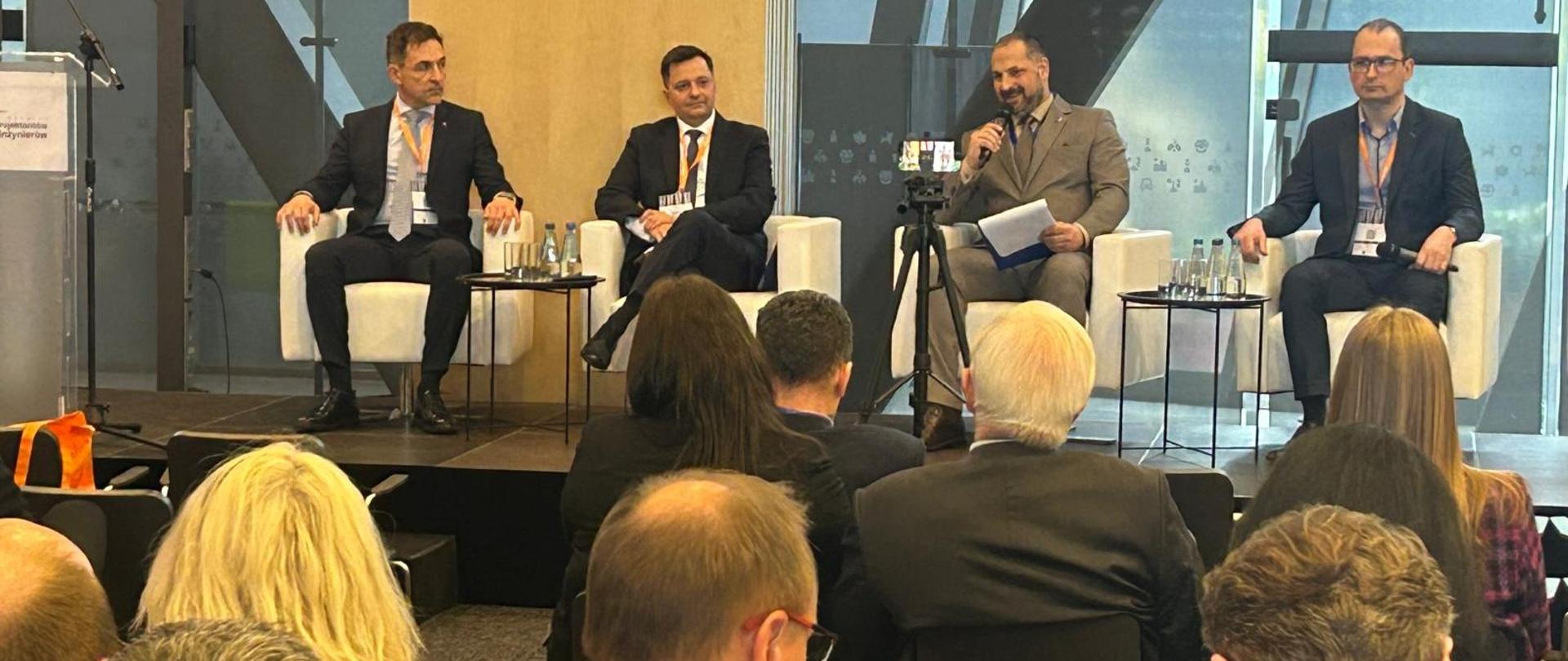 16 kwietnia 2026 r. w Warszawie odbył się IV Kongres Projektantów i Inżynierów – prestiżowe i opiniotwórcze wydarzenie branżowe poświęcone kluczowym wyzwaniom polskich inwestycji infrastrukturalnych. W gronie ekspertów i praktyków reprezentujących sektor budowlany, infrastrukturalny oraz administrację publiczną znalazł się prezes Wód Polskich Mateusz Balcerowicz, który zabrał głos w merytorycznej debacie dotyczącej roli hydrotechniki w projektowaniu nowoczesnej i bezpiecznej infrastruktury.