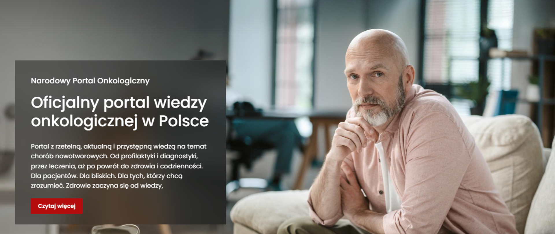 Zamyślony mężczyzna siedzący na kanapie na tle mieszkania