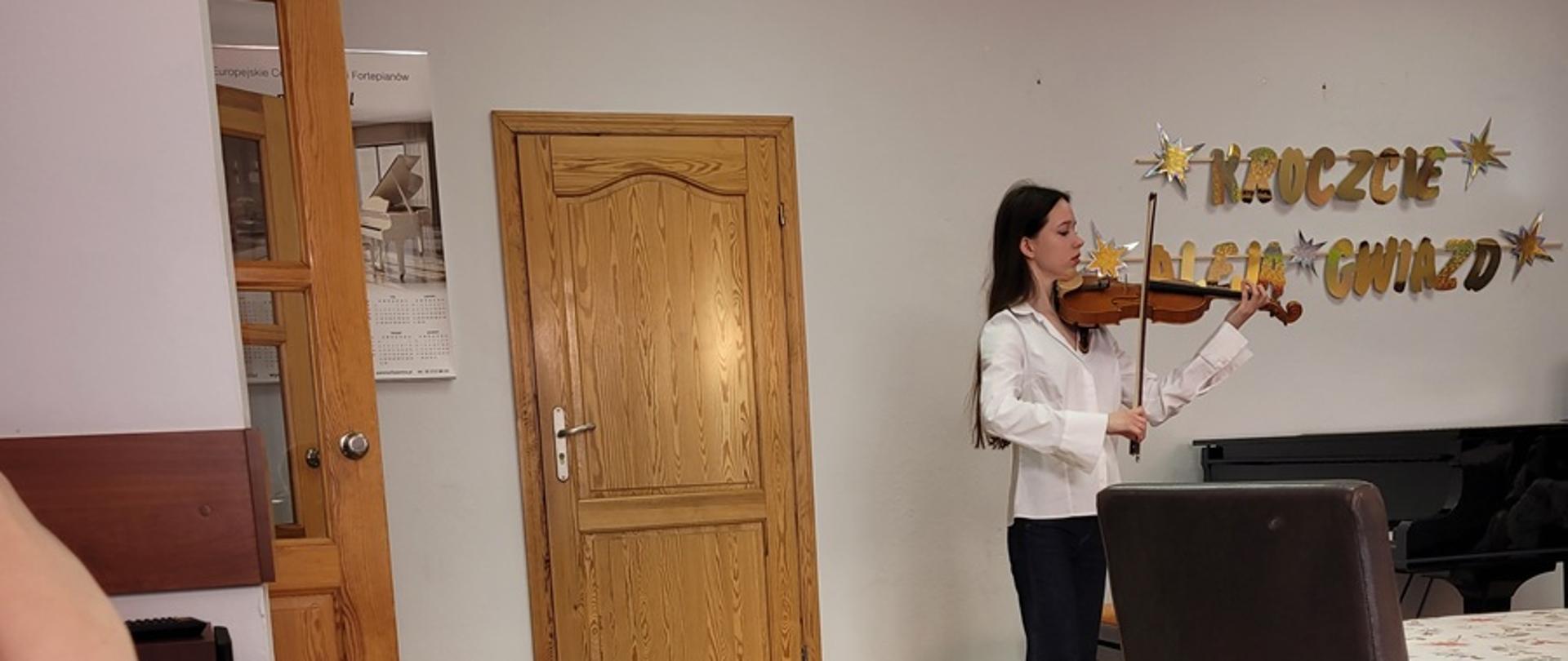 Emilia gra na skrzypcach 